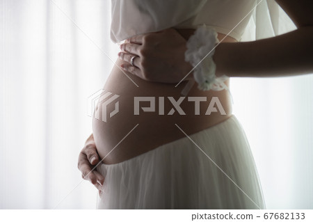 Pregnant belly 67682133