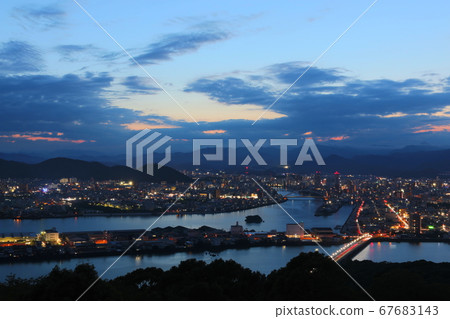 從天文台看的風景：日落之後的高知市（來自高知縣的高台山） 67683143