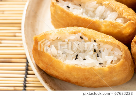 Inari壽司配黑芝麻。背景，百葉窗。 67683228