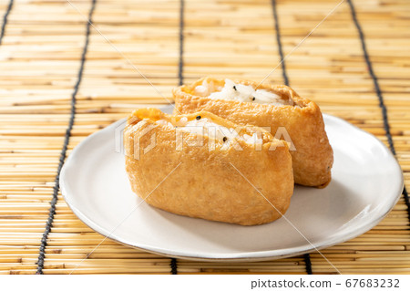 Inari壽司配黑芝麻。背景，百葉窗。 67683232