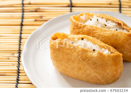 Inari壽司配黑芝麻。背景，百葉窗。 67683234