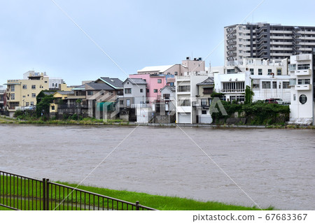 氾濫成災的河流 67683367