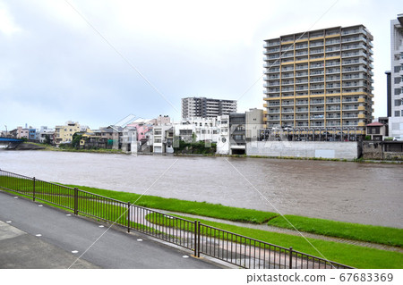 氾濫成災的河流 氾濫成災的河流 67683369