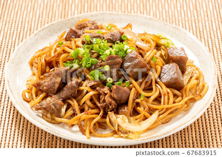 Bokkake炒麵。 (用牛肉里脊肉和甜辣醬製成的炒麵炒麵。) Bokkake炒麵。 (用牛肉里脊肉和甜辣醬製成的炒麵炒麵。) 67683915