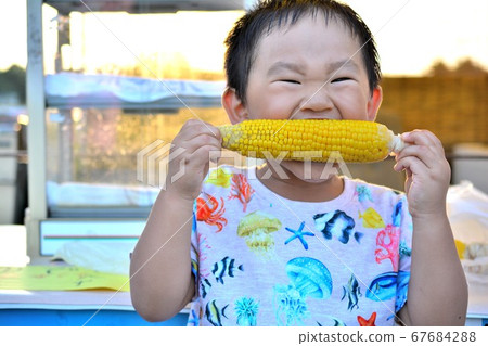 A boy who eats corn 67684288