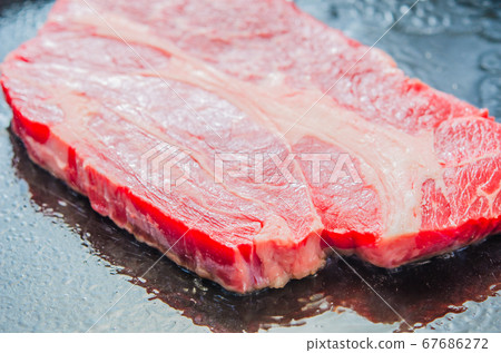 在鐵板上烤安格斯牛肉牛排 67686272