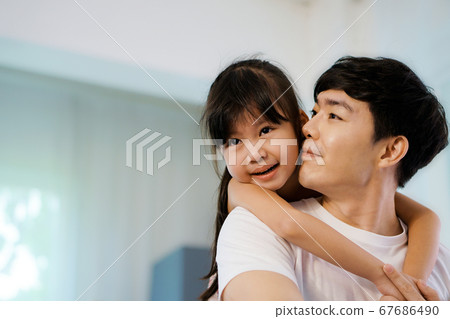 帶著可愛的笑容騎在爸爸肩膀上的女孩 67686490