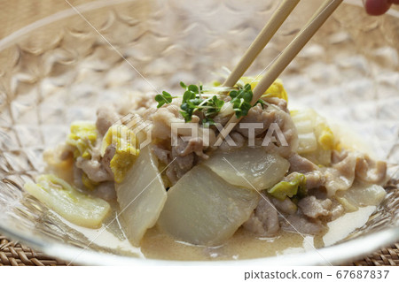 炒白菜和豬肉配味o蛋黃醬 67687837