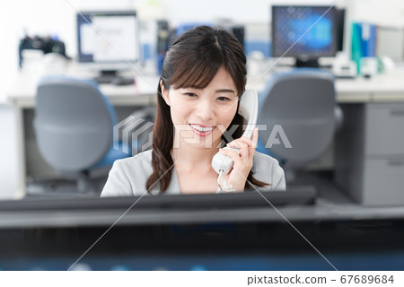 接聽電話的女商人在辦公室 67689684