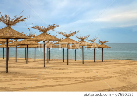 empty sandy beach empty sandy beach 67690155
