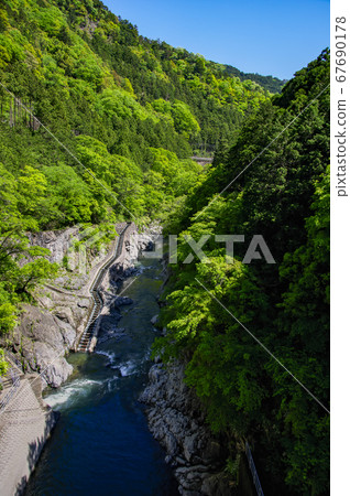 Fresh green Shiromaru dam, a view of the Hatonosu valley side overlooking the dam Fresh green Shiromaru dam, a view of the Hatonosu valley side overlooking the dam 67690178