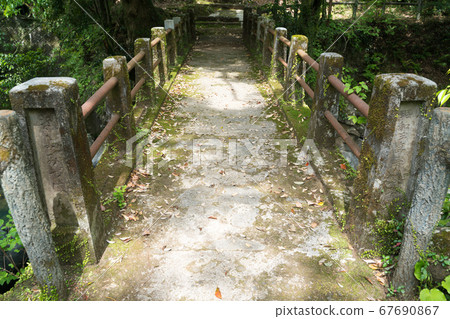 長滿青苔的石橋 67690867