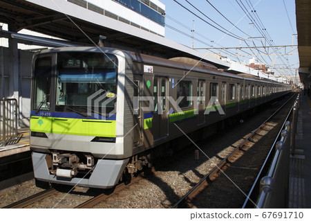 [S] Toei Shinjuku Line 10-300 type (8-car train: direct Keio Sagamihara Line) 67691710