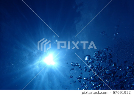 水下泡沫 67691932