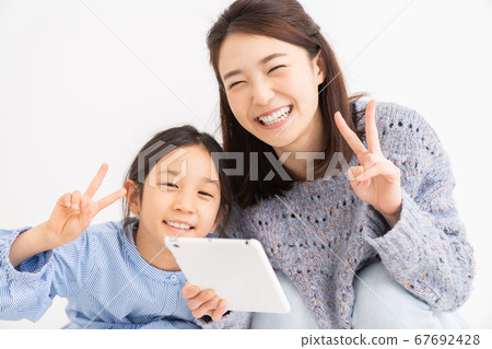 父母和孩子和平板電腦 父母和孩子和平板電腦 67692428
