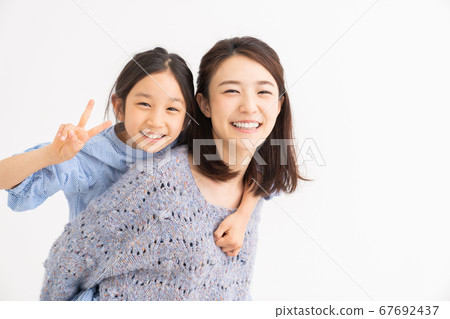 Onbu, a smiling parent and child 67692437
