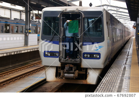 Limited express "Shiokaze" that works together with limited express "Ishizuchi" in Utazu Limited express "Shiokaze" that works together with limited express "Ishizuchi" in Utazu 67692807