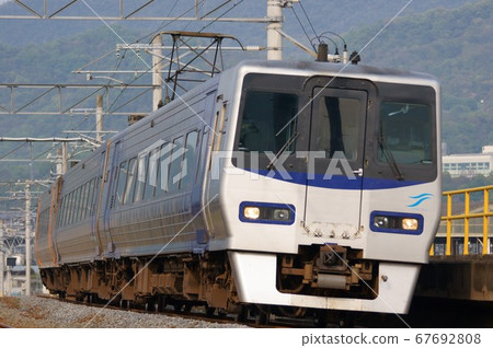 特快石津口通過高松貨運站附近（轉彎之前） 67692808