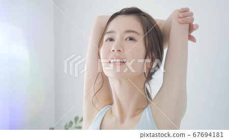 女人早上夏天伸展 67694181