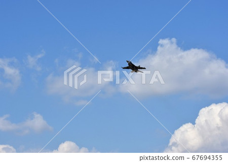 美國海軍的FA-18戰鬥機在空中飛行 美國海軍的FA-18戰鬥機在空中飛行 67694355