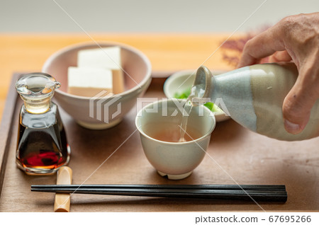 清酒倒酒 67695266