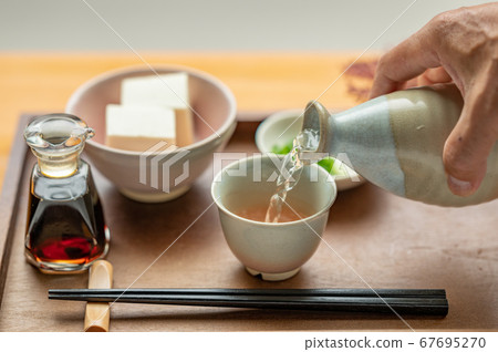 Sake pouring with sake 67695270