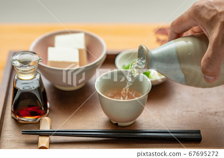 清酒倒酒 67695272