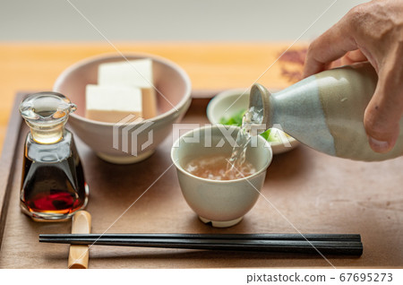 清酒倒酒 67695273