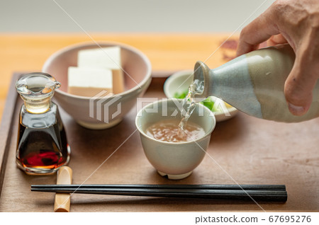 Sake pouring with sake 67695276