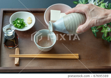 Pour sake into your mouth 67695389