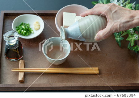 Pour sake into your mouth 67695394