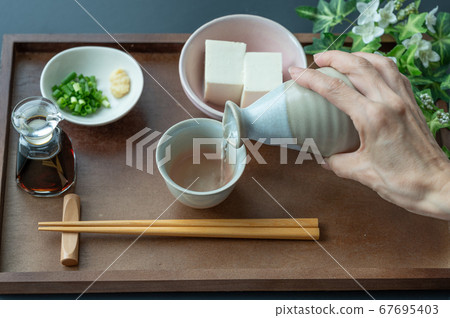 Pour sake into your mouth 67695403