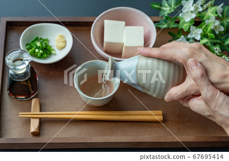 將清酒倒入嘴中 將清酒倒入嘴中 67695414