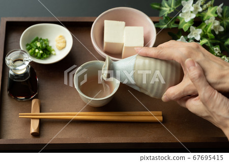 將清酒倒入嘴中 67695415