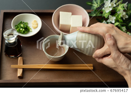 Pour sake into your mouth 67695417