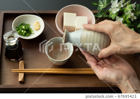 將清酒倒入嘴中 將清酒倒入嘴中 67695421