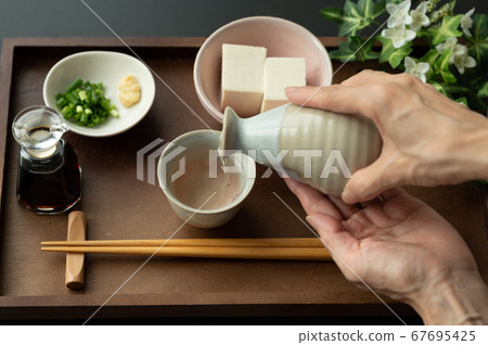 將清酒倒入嘴中 將清酒倒入嘴中 67695425