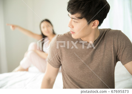 年輕夫婦夫妻在臥室裡吵架 年輕夫婦夫妻在臥室裡吵架 67695873