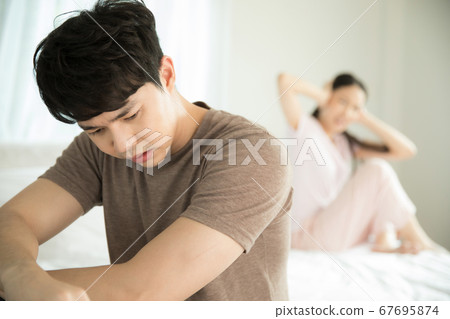 年輕夫婦夫妻在臥室裡吵架 年輕夫婦夫妻在臥室裡吵架 67695874