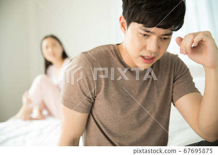 年輕夫婦夫妻在臥室裡吵架 67695875