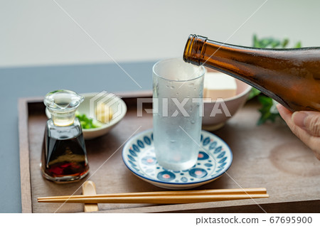 清酒放在杯子裡冷藏 67695900