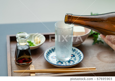 清酒放在杯子裡冷藏 67695903