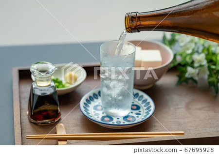 清酒放在杯子裡冷藏 清酒放在杯子裡冷藏 67695928