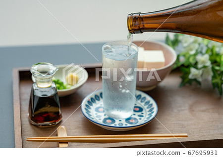 清酒放在杯子裡冷藏 清酒放在杯子裡冷藏 67695931