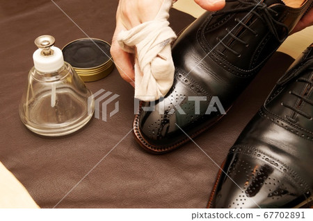 Polish the toes of leather shoes like a mirror 67702891