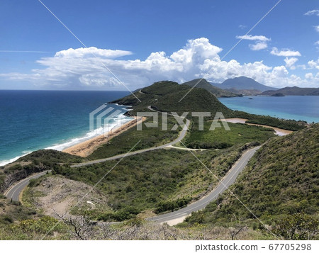 在聖基茨和尼維斯的護衛艦灣 在聖基茨和尼維斯的護衛艦灣 67705298
