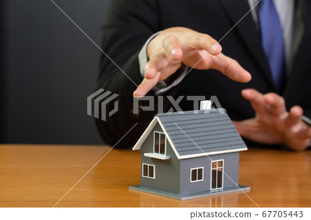 Banks are about to confiscate the house. 67705443