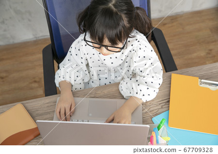 女孩學習家庭學習在線課程小學生 67709328