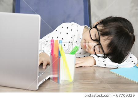女孩學習家庭學習在線課程小學生 67709329