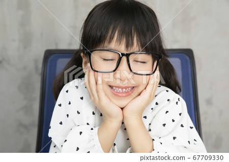 女孩學習家庭學習在線課程小學生 女孩學習家庭學習在線課程小學生 67709330